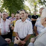 01.07.2016 Okolice Mnina. Poszkodowani przez gradobicie rolnicy z gmin Łopuszno i Słupia (Konecka) spotkali się z posłem PiS Krzysztofem Lipcem i doradcą Wojewody Świętokrzyskiego Andrzejem Prusiem. / Jarosław Kubalski / Radio Kielce