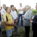 01.07.2016 Okolice Mnina. Poszkodowani przez gradobicie rolnicy z gmin Łopuszno i Słupia (Konecka) spotkali się z posłem PiS Krzysztofem Lipcem i doradcą Wojewody Świętokrzyskiego Andrzejem Prusiem. / Jarosław Kubalski / Radio Kielce