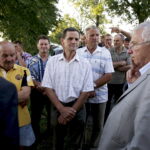 01.07.2016 Okolice Mnina. Poszkodowani przez gradobicie rolnicy z gmin Łopuszno i Słupia (Konecka) spotkali się z posłem PiS Krzysztofem Lipcem i doradcą Wojewody Świętokrzyskiego Andrzejem Prusiem. / Jarosław Kubalski / Radio Kielce