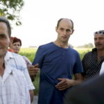 01.07.2016 Okolice Mnina. Poszkodowani przez gradobicie rolnicy z gmin Łopuszno i Słupia (Konecka) spotkali się z posłem PiS Krzysztofem Lipcem i doradcą Wojewody Świętokrzyskiego Andrzejem Prusiem. / Jarosław Kubalski / Radio Kielce