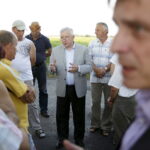 01.07.2016 Okolice Mnina. Poszkodowani przez gradobicie rolnicy z gmin Łopuszno i Słupia (Konecka) spotkali się z posłem PiS Krzysztofem Lipcem i doradcą Wojewody Świętokrzyskiego Andrzejem Prusiem. / Jarosław Kubalski / Radio Kielce