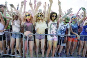 02.07.2016 Kielce. Festiwal Kolorów na parkingu Galerii Korona. / Jarosław Kubalski / Radio Kielce
