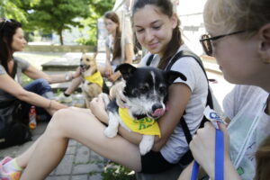 02.07.2016 Kielce. Happening na Placu Artystów. Nie porzucaj zwierząt. / Jarosław Kubalski / Radio Kielce