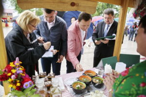 03.07.2016 Pierzchnica. Konkurs na tradycyjną potrawę powiatu kieleckiego. / Jarosław Kubalski / Radio Kielce