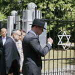 04.07.2016 Kielce. Obchody rocznicy pogromu kieleckiego. Prezydent Andrzej Duda odwiedził kirkut na Pakoszu. / Jarosław Kubalski / Radio Kielce