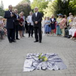 05.07.2016 Busko-Zdrój. XXII Festiwal im. Krystyny Jamroz. Kompozytor Henryk Kuźniak odsłonił swoje festiwalowe "Słoneczko" w Alei Gwiazd w Parku Zdrojowym. / Jarosław Kubalski / Radio Kielce