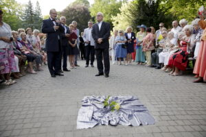 05.07.2016 Busko-Zdrój. XXII Festiwal im. Krystyny Jamroz. Kompozytor Henryk Kuźniak odsłonił swoje festiwalowe "Słoneczko" w Alei Gwiazd w Parku Zdrojowym. / Jarosław Kubalski / Radio Kielce