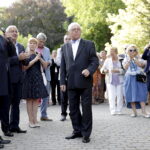 05.07.2016 Busko-Zdrój. XXII Festiwal im. Krystyny Jamroz. Kompozytor Henryk Kuźniak odsłonił swoje festiwalowe "Słoneczko" w Alei Gwiazd w Parku Zdrojowym. / Jarosław Kubalski / Radio Kielce