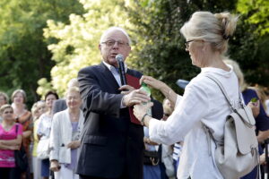 05.07.2016 Busko-Zdrój. XXII Festiwal im. Krystyny Jamroz. Kompozytor Henryk Kuźniak odsłonił swoje festiwalowe "Słoneczko" w Alei Gwiazd w Parku Zdrojowym. / Jarosław Kubalski / Radio Kielce