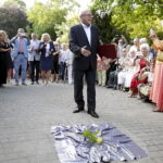 05.07.2016 Busko-Zdrój. XXII Festiwal im. Krystyny Jamroz. Kompozytor Henryk Kuźniak odsłonił swoje festiwalowe "Słoneczko" w Alei Gwiazd w Parku Zdrojowym. / Jarosław Kubalski / Radio Kielce