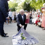 05.07.2016 Busko-Zdrój. XXII Festiwal im. Krystyny Jamroz. Kompozytor Henryk Kuźniak odsłonił swoje festiwalowe "Słoneczko" w Alei Gwiazd w Parku Zdrojowym. / Jarosław Kubalski / Radio Kielce