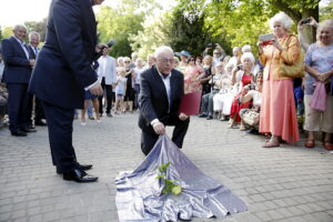 05.07.2016 Busko-Zdrój. XXII Festiwal im. Krystyny Jamroz. Kompozytor Henryk Kuźniak odsłonił swoje festiwalowe "Słoneczko" w Alei Gwiazd w Parku Zdrojowym. / Jarosław Kubalski / Radio Kielce