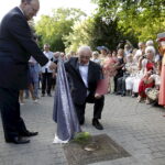 05.07.2016 Busko-Zdrój. XXII Festiwal im. Krystyny Jamroz. Kompozytor Henryk Kuźniak odsłonił swoje festiwalowe "Słoneczko" w Alei Gwiazd w Parku Zdrojowym. / Jarosław Kubalski / Radio Kielce