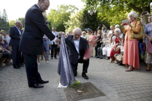 05.07.2016 Busko-Zdrój. XXII Festiwal im. Krystyny Jamroz. Kompozytor Henryk Kuźniak odsłonił swoje festiwalowe "Słoneczko" w Alei Gwiazd w Parku Zdrojowym. / Jarosław Kubalski / Radio Kielce