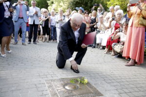 05.07.2016 Busko-Zdrój. XXII Festiwal im. Krystyny Jamroz. Kompozytor Henryk Kuźniak odsłonił swoje festiwalowe "Słoneczko" w Alei Gwiazd w Parku Zdrojowym. / Jarosław Kubalski / Radio Kielce