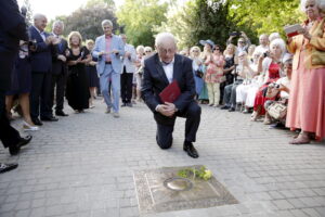 05.07.2016 Busko-Zdrój. XXII Festiwal im. Krystyny Jamroz. Kompozytor Henryk Kuźniak odsłonił swoje festiwalowe "Słoneczko" w Alei Gwiazd w Parku Zdrojowym. / Jarosław Kubalski / Radio Kielce