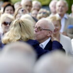 05.07.2016 Busko-Zdrój. XXII Festiwal im. Krystyny Jamroz. Kompozytor Henryk Kuźniak odsłonił swoje festiwalowe "Słoneczko" w Alei Gwiazd w Parku Zdrojowym. / Jarosław Kubalski / Radio Kielce