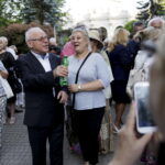 05.07.2016 Busko-Zdrój. XXII Festiwal im. Krystyny Jamroz. Kompozytor Henryk Kuźniak odsłonił swoje festiwalowe "Słoneczko" w Alei Gwiazd w Parku Zdrojowym. / Jarosław Kubalski / Radio Kielce