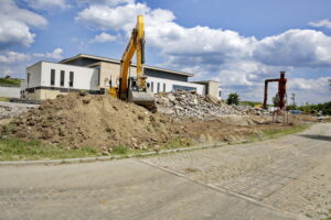 05.07.2016 Kielce. Wyburzono budynek techniczny na kampusie UJK przy ulicy Świętokrzyskiej. Powstanie tu parking. / Jarosław Kubalski / Radio Kielce