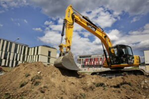 05.07.2016 Kielce. Wyburzono budynek techniczny na kampusie UJK przy ulicy Świętokrzyskiej. Powstanie tu parking. / Jarosław Kubalski / Radio Kielce