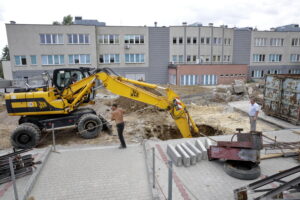 05.07.2016 Kielce. Wyburzono budynek techniczny na kampusie UJK przy ulicy Świętokrzyskiej. Powstanie tu parking. / Jarosław Kubalski / Radio Kielce