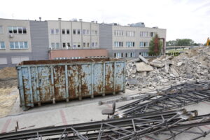 05.07.2016 Kielce. Wyburzono budynek techniczny na kampusie UJK przy ulicy Świętokrzyskiej. Powstanie tu parking. / Jarosław Kubalski / Radio Kielce