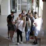 5.7.2016 Kielce. W LO im. P. Ściegiennego maturzyści odbierają świadectwa / Jarosław Kubalski / Radio Kielce