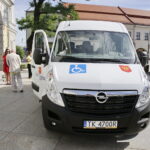 11.07.2016 Kielce. Miasto Kielce przekazało świętokrzyskiemu pogotowiu samochód do przewozu osób niepełnosprawnych. / Jarosław Kubalski / Radio Kielce