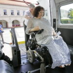 11.07.2016 Kielce. Miasto Kielce przekazało świętokrzyskiemu pogotowiu samochód do przewozu osób niepełnosprawnych. / Jarosław Kubalski / Radio Kielce