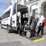 11.07.2016 Kielce. Miasto Kielce przekazało świętokrzyskiemu pogotowiu samochód do przewozu osób niepełnosprawnych. / Jarosław Kubalski / Radio Kielce