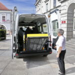 11.07.2016 Kielce. Miasto Kielce przekazało świętokrzyskiemu pogotowiu samochód do przewozu osób niepełnosprawnych. / Jarosław Kubalski / Radio Kielce