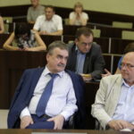 11.07.2016 Kielce. Sesja Rady Miasta w sprawie sprzedaży spółki Korona Kielce. Prezydent Wojciech Lubawski i wiceprezydent Czesław Gruszewski. / Jarosław Kubalski / Radio Kielce
