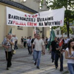 11.07.2016 Kielce. Upamiętnienie zbrodni wołyńskiej. Uczestnicy przeszli od katedry na cmentarz partyzancki. / Jarosław Kubalski / Radio Kielce