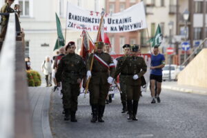 11.07.2016 Kielce. Upamiętnienie zbrodni wołyńskiej. Uczestnicy przeszli od katedry na cmentarz partyzancki. / Jarosław Kubalski / Radio Kielce