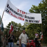 11.07.2016 Kielce. Upamiętnienie zbrodni wołyńskiej. Uczestnicy przeszli od katedry na cmentarz partyzancki. / Jarosław Kubalski / Radio Kielce