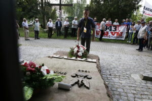 11.07.2016 Kielce. Upamiętnienie zbrodni wołyńskiej. Uczestnicy przeszli od katedry na cmentarz partyzancki. / Jarosław Kubalski / Radio Kielce