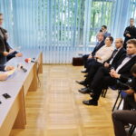 13.07.2016 Kielce. Wojewoda świętokrzyski Agata Wojtyszek wręczyła przedstawicielom samorządów promesy na usuwanie skutków ulewnych deszczy. / Jarosław Kubalski / Radio Kielce