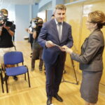 13.07.2016 Kielce. Wojewoda świętokrzyski Agata Wojtyszek wręczyła przedstawicielom samorządów promesy na usuwanie skutków ulewnych deszczy. / Jarosław Kubalski / Radio Kielce