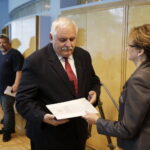 13.07.2016 Kielce. Wojewoda świętokrzyski Agata Wojtyszek wręczyła przedstawicielom samorządów promesy na usuwanie skutków ulewnych deszczy. / Jarosław Kubalski / Radio Kielce