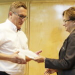 13.07.2016 Kielce. Wojewoda świętokrzyski Agata Wojtyszek wręczyła przedstawicielom samorządów promesy na usuwanie skutków ulewnych deszczy. / Jarosław Kubalski / Radio Kielce