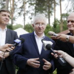 14.07.2016 Starachowice. Konferencja prasowa z udziałem wiceministra Kultury i Dziedzictwa Narodowego Krzysztofa Czabańskiego. Doradca wojewody świętokrzyskiego Andrzej Pruś, poseł Krzysztof Lipiec i wiceminister Krzysztof Czabański. / Jarosław Kubalski / Radio Kielce