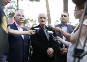 14.07.2016 Starachowice. Konferencja prasowa z udziałem wiceministra Kultury i Dziedzictwa Narodowego Krzysztofa Czabańskiego. Poseł Krzysztof Lipiec, wiceminister Krzysztof Czabański i prezes Radia Kielce Janusz Knap. / Jarosław Kubalski / Radio Kielce