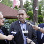 14.07.2016 Starachowice. Konferencja prasowa z udziałem wiceministra Kultury i Dziedzictwa Narodowego Krzysztofa Czabańskiego. Wiceminister Krzysztof Czabański, prezes Radia Kielce Janusz Knap i prezes TVP3 Kielce Przemysław Predygier. / Jarosław Kubalski / Radio Kielce