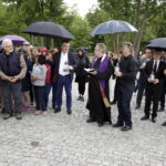 15.07.2016 Kielce. Złożenie zniczy przed pomnikiem Homo Homini w hołdzie ofiarom zamachu w Nicei. / Jarosław Kubalski / Radio Kielce