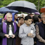 15.07.2016 Kielce. Złożenie zniczy przed pomnikiem Homo Homini w hołdzie ofiarom zamachu w Nicei. / Jarosław Kubalski / Radio Kielce