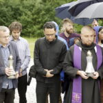 15.07.2016 Kielce. Złożenie zniczy przed pomnikiem Homo Homini w hołdzie ofiarom zamachu w Nicei. / Jarosław Kubalski / Radio Kielce