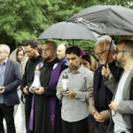 15.07.2016 Kielce. Złożenie zniczy przed pomnikiem Homo Homini w hołdzie ofiarom zamachu w Nicei. / Jarosław Kubalski / Radio Kielce