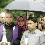 15.07.2016 Kielce. Złożenie zniczy przed pomnikiem Homo Homini w hołdzie ofiarom zamachu w Nicei. / Jarosław Kubalski / Radio Kielce