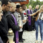 15.07.2016 Kielce. Złożenie zniczy przed pomnikiem Homo Homini w hołdzie ofiarom zamachu w Nicei. / Jarosław Kubalski / Radio Kielce