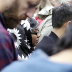 15.07.2016 Kielce. Złożenie zniczy przed pomnikiem Homo Homini w hołdzie ofiarom zamachu w Nicei. / Jarosław Kubalski / Radio Kielce